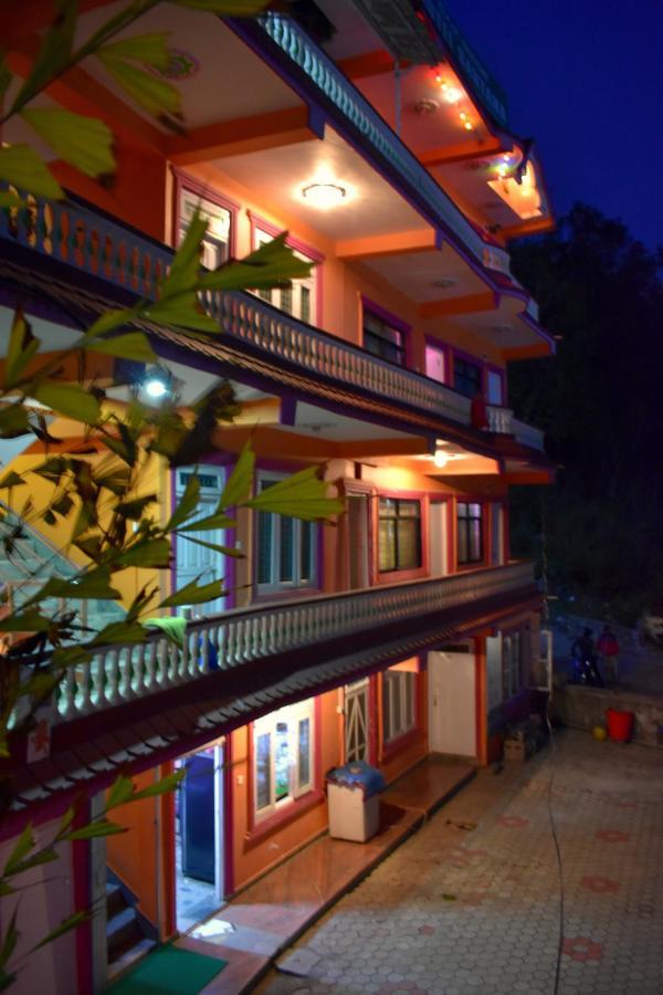 Hotel Santana ポカラ エクステリア 写真